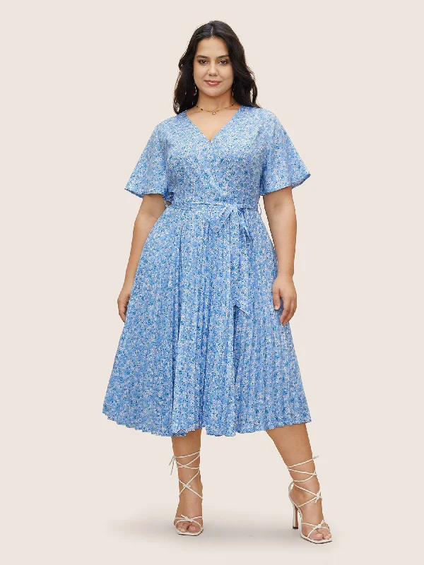 Plus size dresses with sleek designs suit all -Ditsy Floral Overlapping Pleated Belted Dress