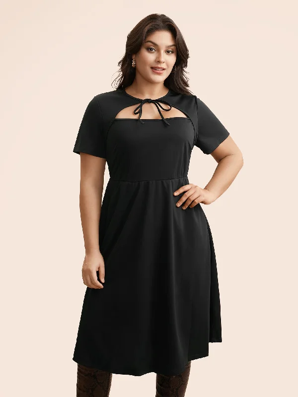 Plus size dresses with empire waists cinch nicely -Plain Cut Out Tie Knot Dress