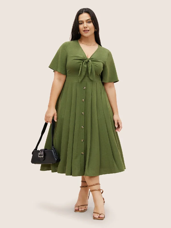 Plus size dresses with breathable fabrics stay cool -Plain Tie Knot Button Detail Shirred Dress