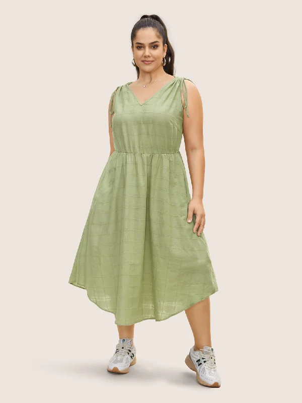 Plus size dresses featuring striped patterns are fresh -V Neck Solid Textured Drawstring Midi Dress