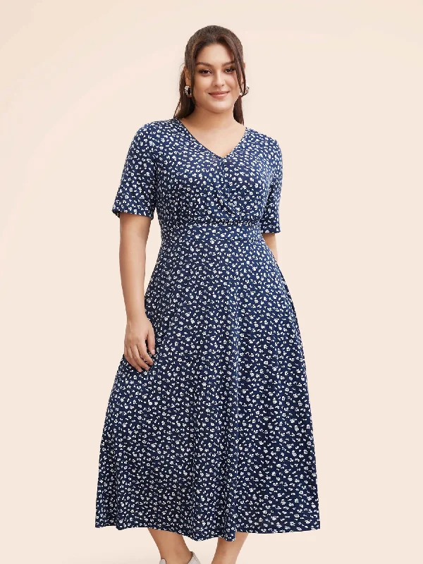 Plus size dresses for spring bloom with grace -Ditsy Floral V Neck Shirred Dress